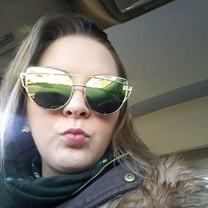 Meet your Posher, Alyson